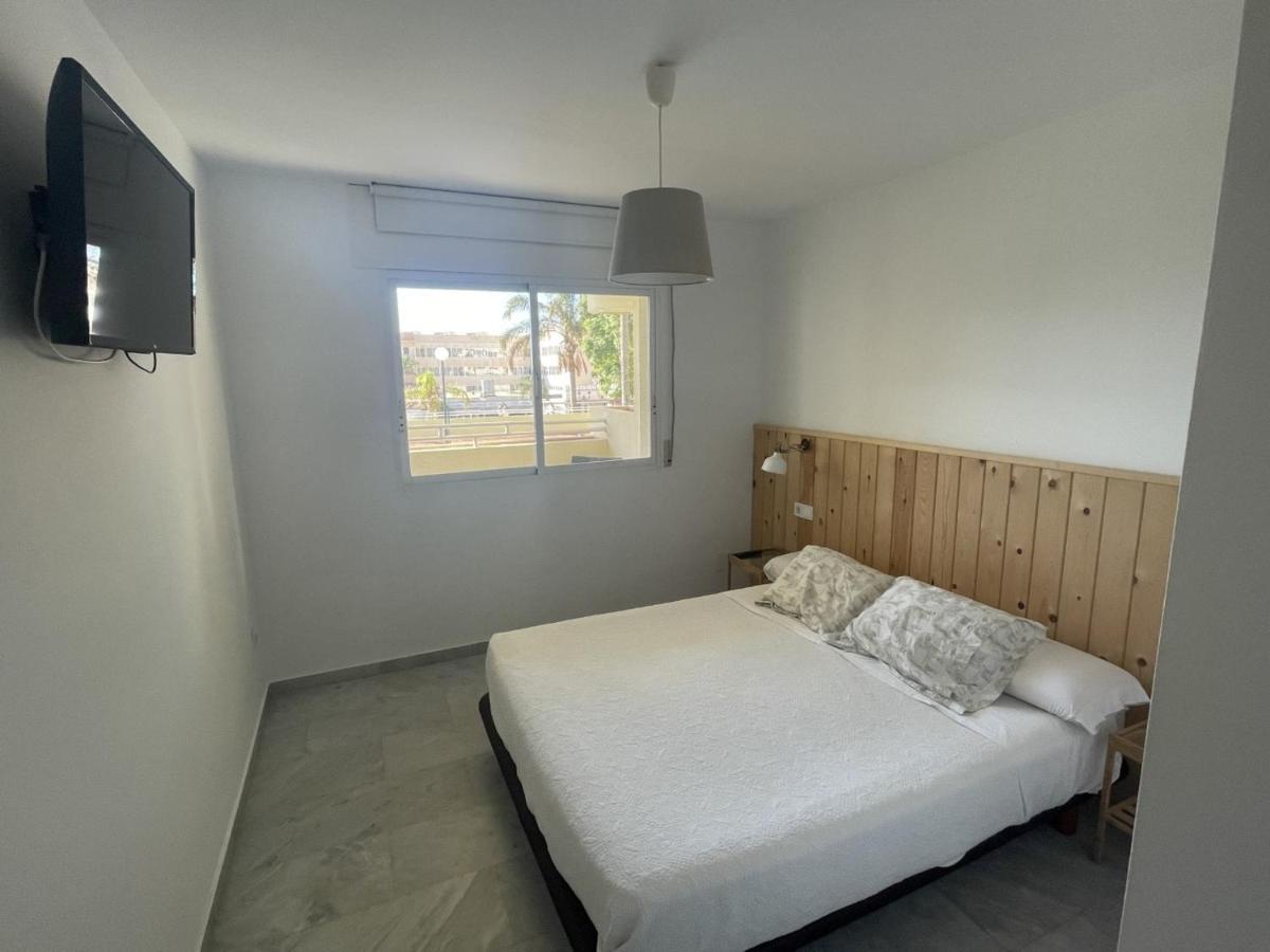 Apartamento En La Carihuela Con Piscina Y Parking, Al Lado De La Playa Torremolinos Exterior foto
